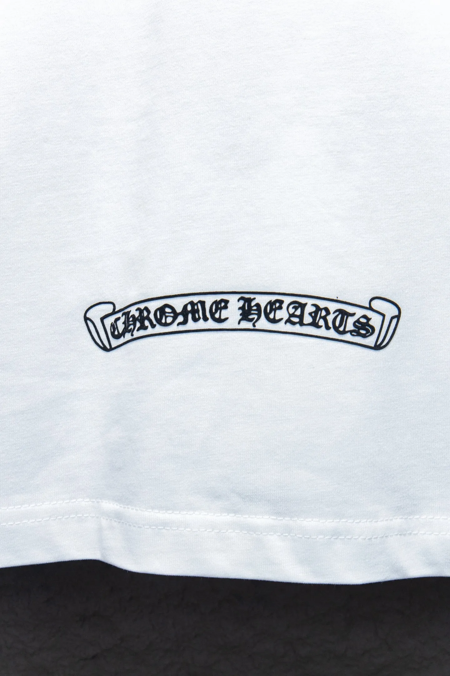 🅿️180 Style number: 7248# 🆕Chrome hearts 25ss os version is really charming. Chrome hearts are really unique. Every season’s new version is the best. It is very practical and can be worn casually✔️ - ⚠️100% cotton. Made of 32 double yarns and 260 grams of fabric. Made of imported knitting needle carded cotton, the thickness is moderate, drapey and contoured, making the upper body comfortable! ! It is very tolerant to fat body types and can instantly lose five pounds after wearing it!  Specially ordered many Austrian hot diamonds, which have the bling bling effect of natural crystals under the light, with multi-faceted reflective points, and the production cost is extremely high. The laser molding includes a computer engraving machine and a laser machine, which are accurate in granular units. Finally, it is hot and set at high temperature. After the hot stamping, the firmness needs to be tested repeatedly on the hot stamping. It can show colorful reflections under the light. The collar webbing extends to the shoulders for reinforcement, and the stitching at the joints. The hem and cuffs are all made of 0.2mm stitch double-thread stitching. They are carefully produced at a high cost. The attitude of making goods with a magnifying glass restores the quality and effect of the product. The full set of customized accessories only presents every detail to the customer. Printing is done using film printing, 50,000 positioning, which is very time-consuming. The addition of flocking elements to the body of the garment greatly increases the interest of the garment; unique visual effects. After special treatment, a unique effect is formed. An irregular hem is added to the version. This year's Kroxin is the main version. In the past two years, the oversize version has become the focus of the trend and has been a popular staple in the past two years. The change of designers has made this brand an instant hit. The progressive fashion of the times also needs the blood impact of fresh elements and trendy designs in order to continue its glory! It’s stylish both inside and outside, a must-have for high street travel! An absolute "eye-catching style" that can match couples 💏 Color: Black White Size: S M L XL